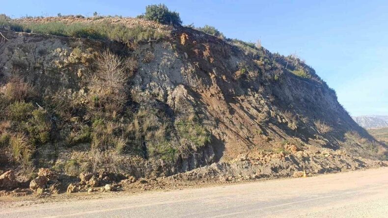 Manavgat’ta Yol Güvenliğini Tehdit Eden Dev Kaya Parçalandı ve Kaldırıldı