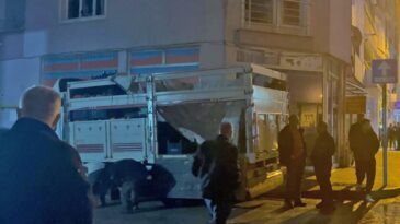 Mersin’de 4. Kattan Kamyonet Kasasına Düşen Çocuk Ağır Yaralandı