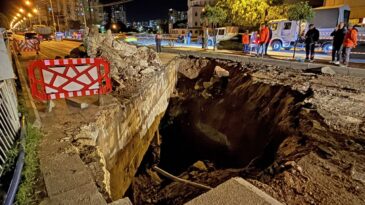 Mersin’de Dere Üstündeki Köprünün Bir Kısmı Çöktü