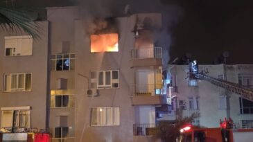 Mersin’de Ev Yangını: Alevler İçinde Kalan Evler