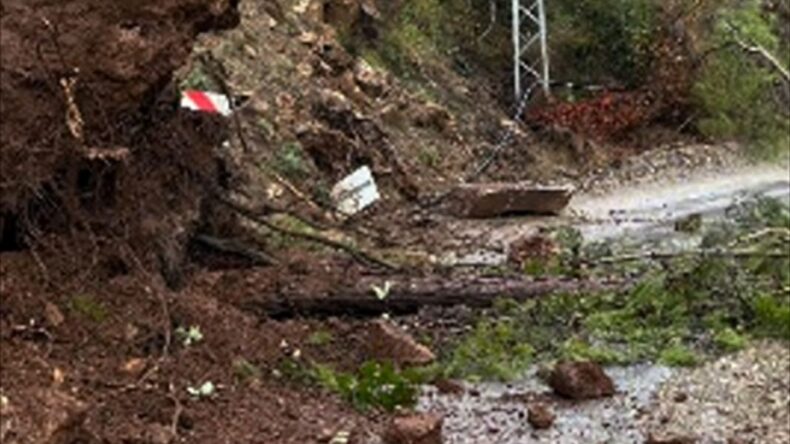 Mersin’de Heyelan İki Kırsal Mahallenin Yolunu Kapattı