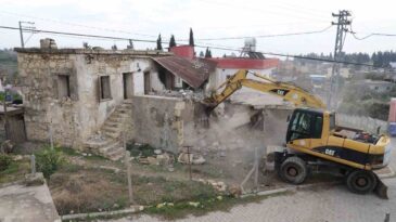 Mersin’de Metruk Bina Kontrollü Şekilde Yıkıldı