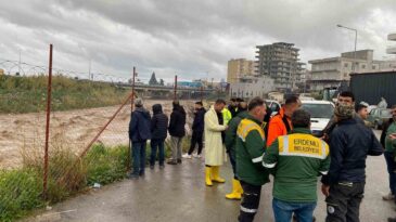 Mersin’de Sağanak Yağmur Etkili Oluyor