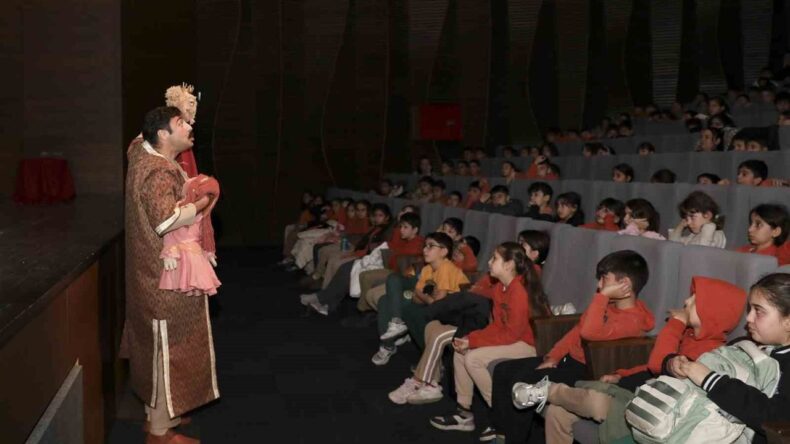 Mersin’de Şehir Tiyatrosu Gençleri ‘Bilge Hekim Lokman’ ile Buluşturdu