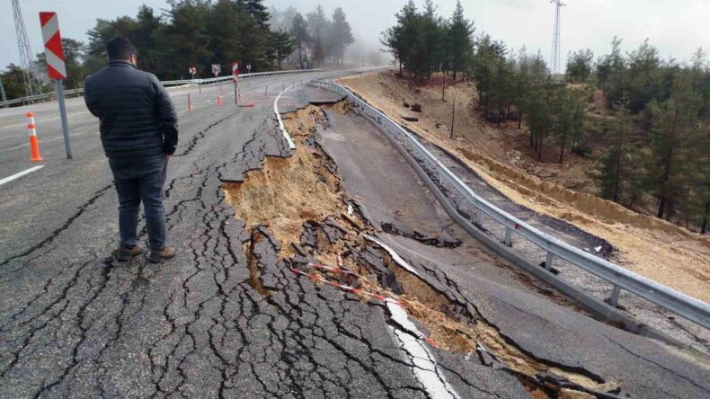 Mersin’de Şiddetli Yağış Sonrası Yolda 2 Metrelik Çukur Oluştu