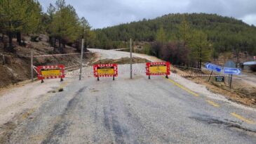 Mut’ta Aşırı Yağışlar Yol Kapattı