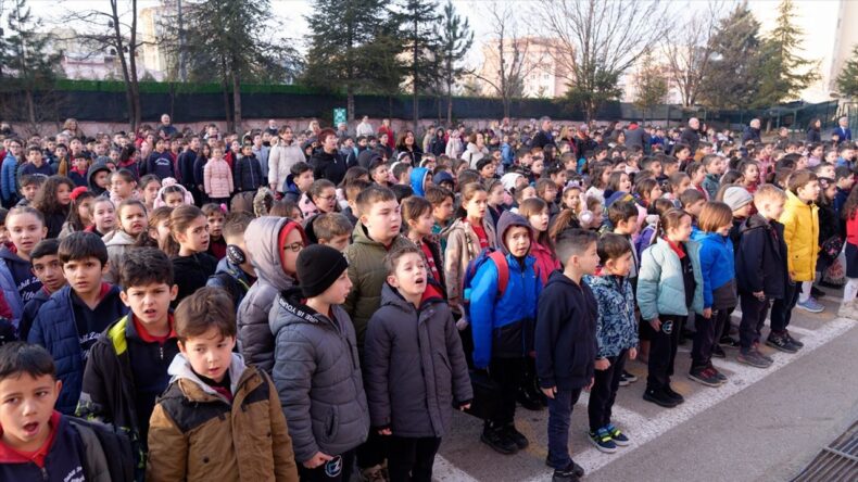 Okullarda 6 Şubat Depremlerinde Hayatını Kaybedenler İçin Saygı Duruşu