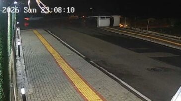 Osmaniye’de Otomobille Çarpışan Kamyonet Yan Yattı: 2 Yaralı