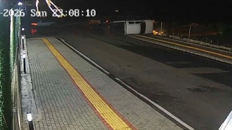 Osmaniye’de Otomobille Çarpışan Kamyonet Yan Yattı: 2 Yaralı