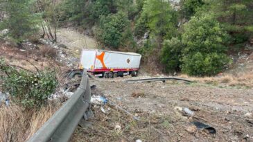 Otoyolda Tır Bariyerlere Çarptı, 2 Yaralı