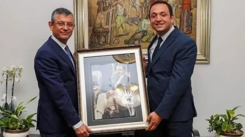 Özel, Enkazdan Çıkan Atatürk Portresini Yeniden Asacak!