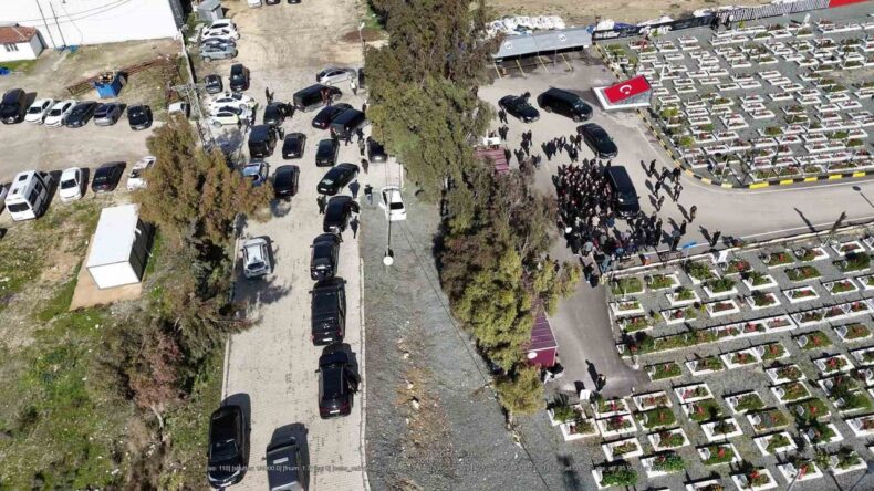 Özgür Özel, Deprem Mezarlığına 30 Araçlık Konvoyla Ziyaret Gerçekleştirdi