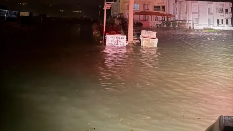 Samandağ’da Deniz Taştı: Vatandaş Panik Yaşadı!