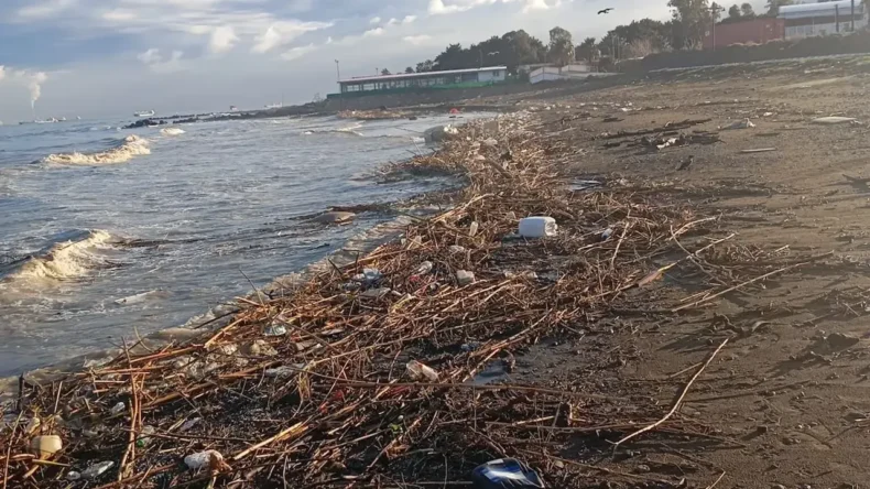 Yağış Sonrası Arsuz Sahili Atık İçinde Kaldı