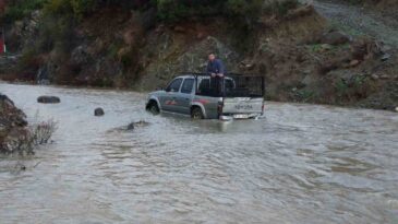 Sele Teslim Olan Yollarda Araçlar Mahsur Kaldı: Yaşanan Zor Anlar Kamerada