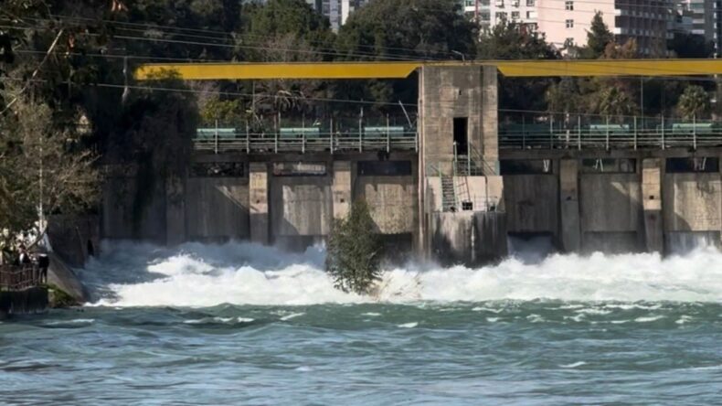 Seyhan Barajı’ndan Su Tahliyesi Devam Ediyor: Tarlalar Su Altında Kaldı