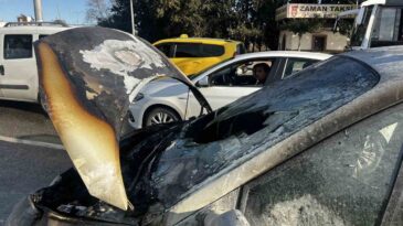 Seyir Halindeki Alev Alan Otomobil Kullanılamaz Hale Geldi