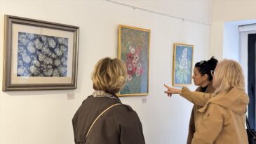 ‘Suya Yazılan’ Ebru Sergisi Bağımsız Sanat Vakfı’nda Açıldı