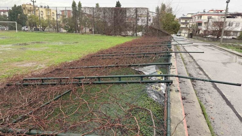 Tarsus’ta Yağmur ve Fırtına Seraları Vurdu
