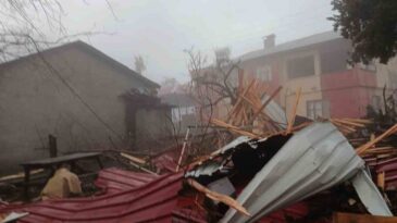 Tarsus’ta Yağmur ve Fırtına Hayatı Olumsuz Etkiledi