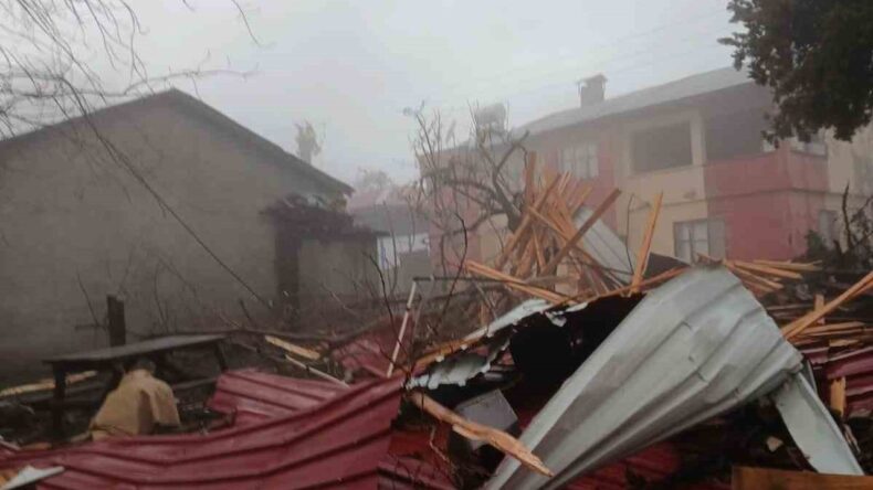 Tarsus’ta Yağmur ve Fırtına Hayatı Olumsuz Etkiledi