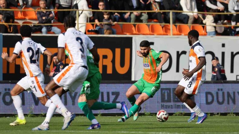 Trendyol Süper Lig: Corendon Alanyaspor 0 – RAMS Başakşehir 2 (İlk Yarı)