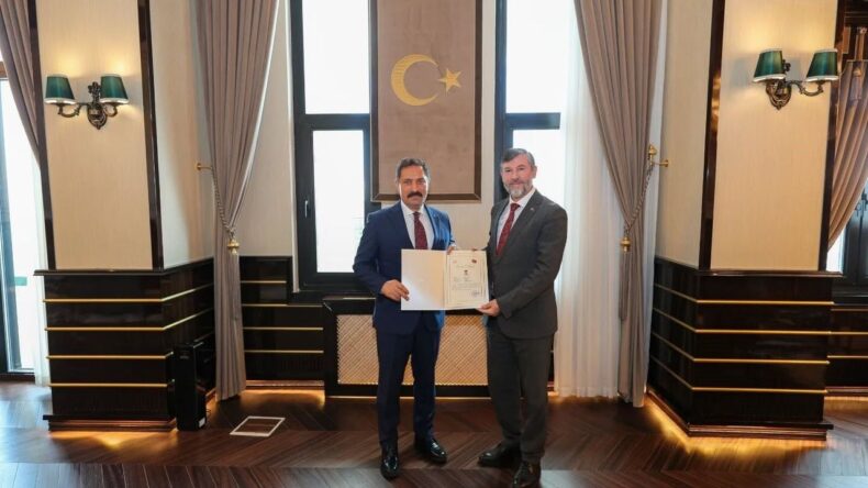 Vali Masatlı, Müftü Topçu’ya Başarı Belgesi Verdi