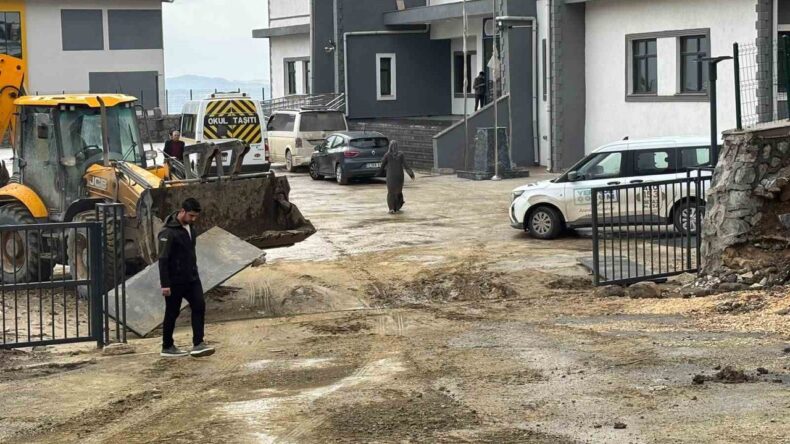 Hatay Büyükşehir Belediyesi, Öğrencilerin Okul Yolunu Temizledi