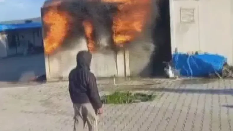 Antakya’da Alevlere Teslim Olan Konteyner Kullanılamaz Hale Geldi