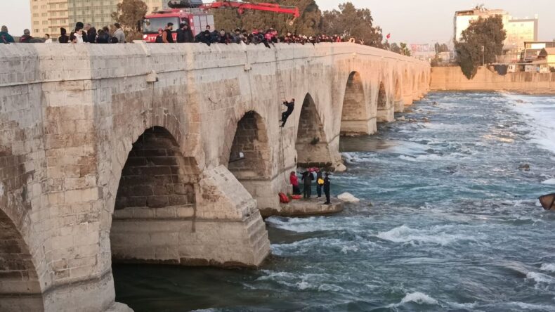 Adana’da Akıntıya Kapılan İki Kişi İtfaiye Tarafından Kurtarıldı