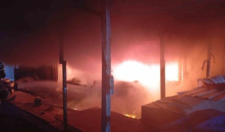 Antakya’da İş Yeri Alevlere Teslim Oldu