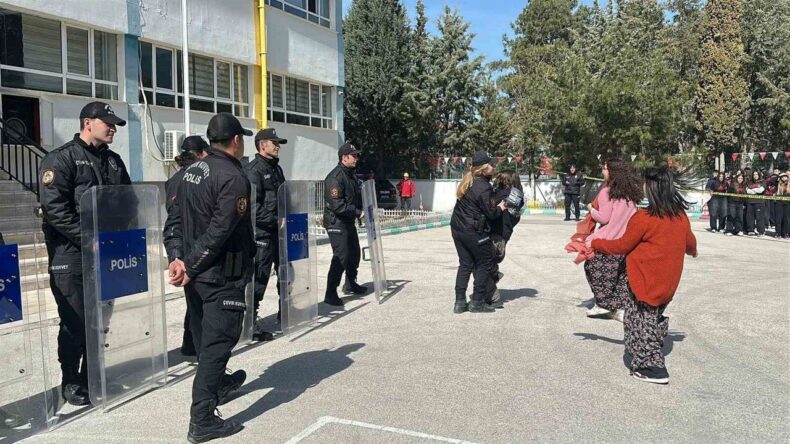 Burdur’da Gerçeğini Aratmayan Deprem Tatbikatı Gerçekleştirildi