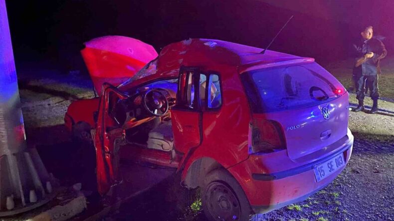 Burdur’da Kontrolden Çıkan Otomobil Levhaya Çarptı: 1 Yaralı