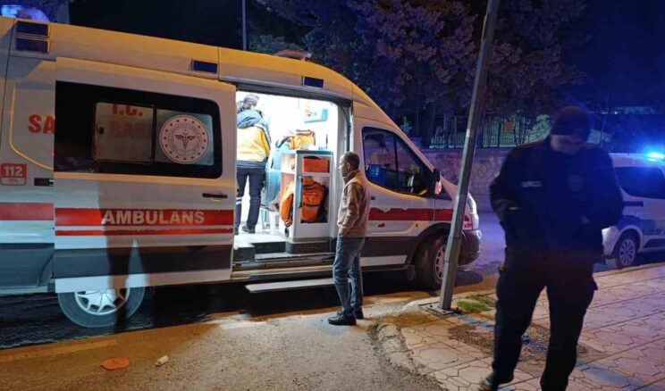 Gençler Arasında Bıçaklı Kavga: 3 Yaralı