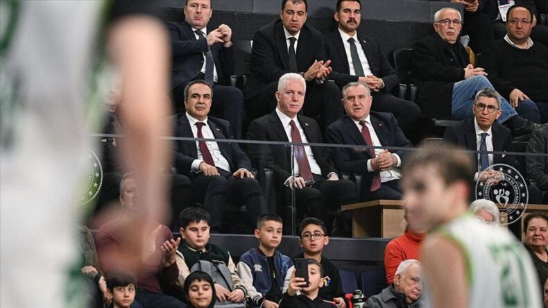 Gençlik ve Spor Bakanı Bak, Okul Sporları Basketbol Gençler Türkiye Birinciliği Finallerini İzledi