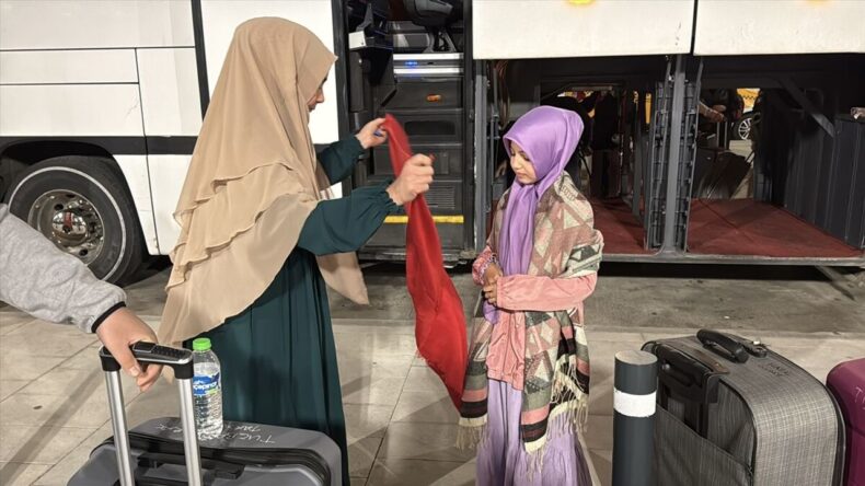 Hatay’daki Depremde 72 Saat Sonra Anneden Kurtarılan Hazal Umre’ye Gitti