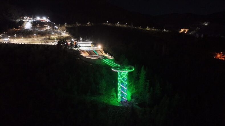 Isparta’daki Cam Seyir Terası ‘Yeşilay Haftası’ İçin Yeşil Işıkla Aydınlatıldı
