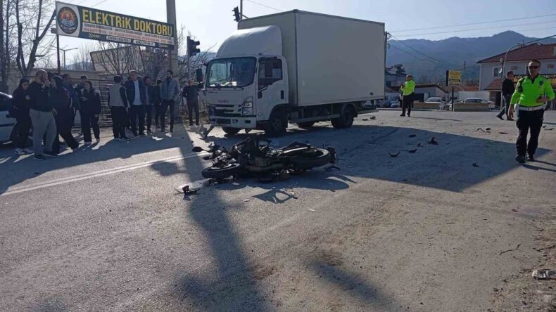 Kamyonet ile Çarpışan Motosiklet Sürücüsü Hayatını Kaybetti