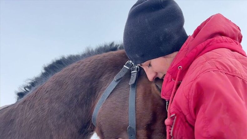 Kars’ta Kadın Binici, Tayını Büyütüp Yarışlara Hazırlanıyor