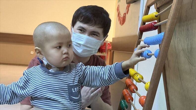 Kırgızistanlı 3 Yaşındaki Nuryiğit, Türkiye’de Karaciğer Nakli ile Hayata Tutundu
