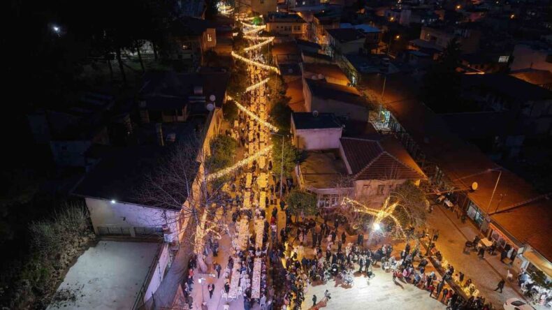 Kozan Kalesi’nden Atılan Topla Tarihi Çarşıda Ramazan Coşkusu