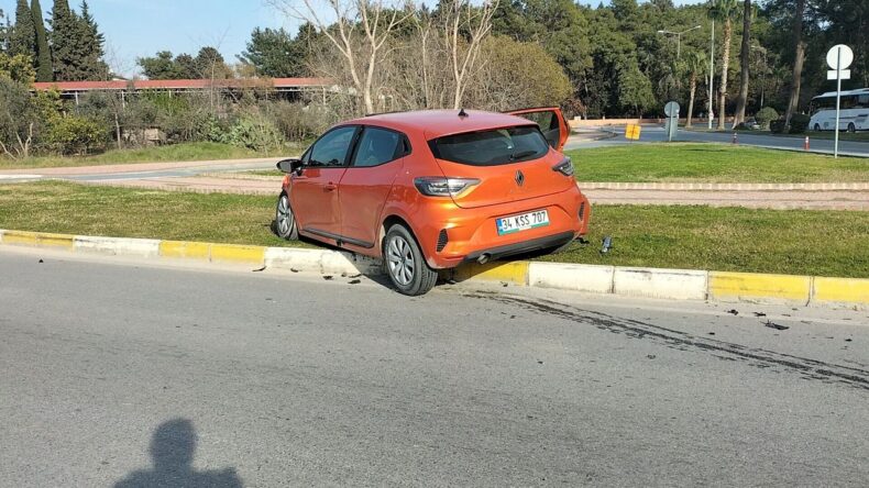 Manavgat’ta İki Otomobil Çarpıştı: 2 Yaralı