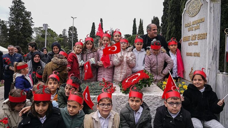 Milli Şair Mehmet Akif Ersoy, İstanbul’da Kabri Başında Anıldı