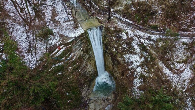Sorkun Şelaleleri Tabiat Anıtı Kar Yağışıyla Göz Kamaştırıyor