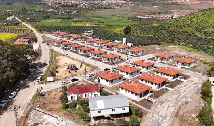 Kırıkhan’da Deprem Sonrası Köy Evleri Hak Sahiplerine Teslim Edildi