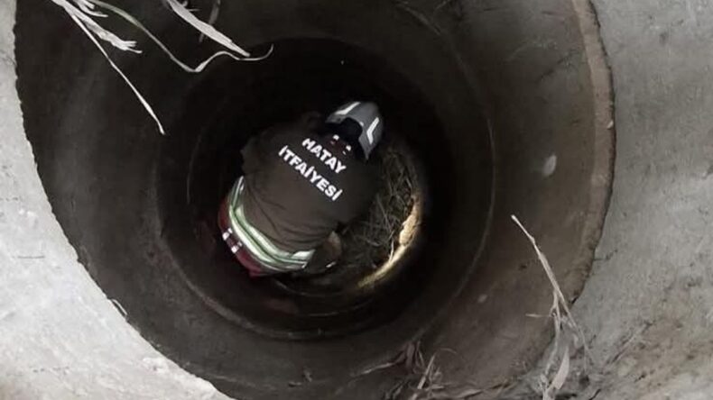 Antakya’da kuyuya düşen köpeği itfaiye kurtardı