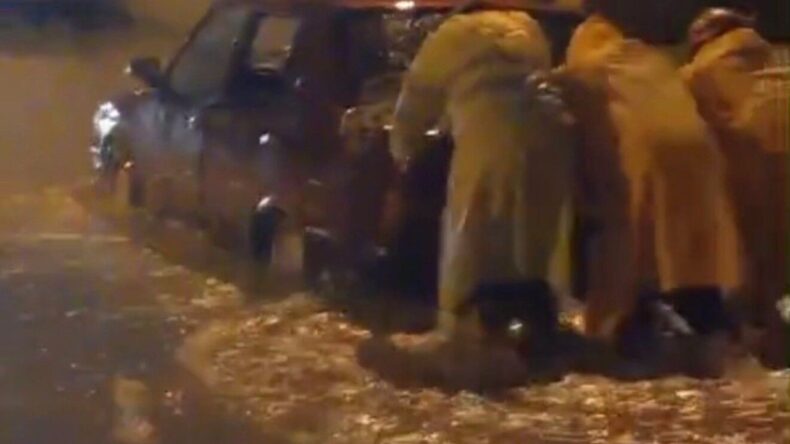 Adana’da Sağanak Yağışta Minibüste Mahsur Kalanlar Kurtarıldı