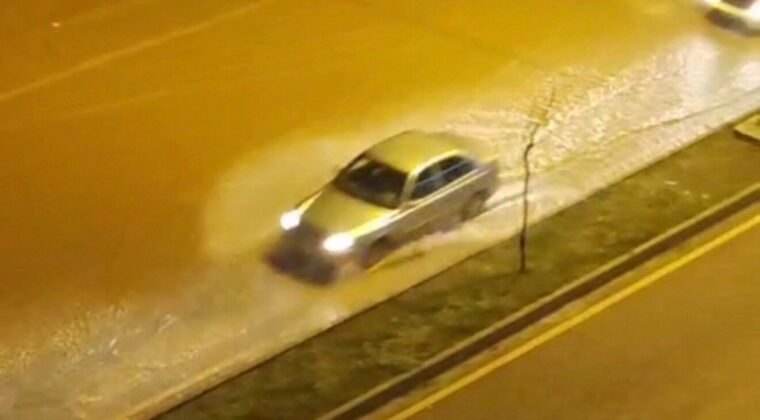 Adana’da Şiddetli Yağmur Cadde ve Sokakları Göle Çevirdi