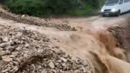 Heyelan Nedeniyle Yol Ulaşıma Kapandı