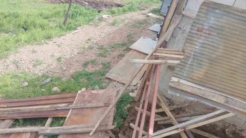 Osmaniye’de Fırtına Ahırın Çatısını Uçurdu